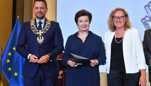 Hanna Gronkiewicz-Waltz Honorowym Obywatelem Warszawy. Rada miasta wręczyła odznaczenia