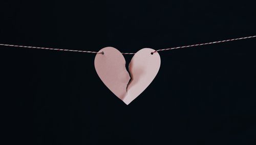 Pęknięte serce. Ilustracja poglądowa