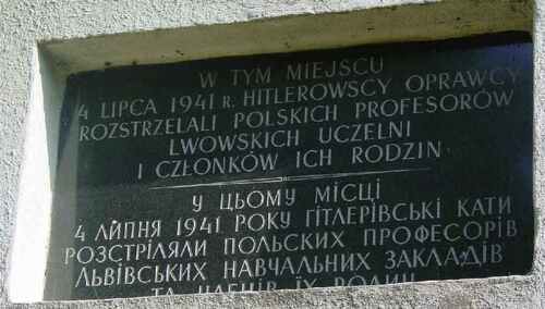 Tablica na pomniku pomordowanych polskich profesorów na Wzgórzach Wuleckich