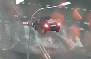 „O Boże kochany”. Auto nagle wystrzeliło w powietrze. Zaskakujące nagranie ze Świdwina [WIDEO]