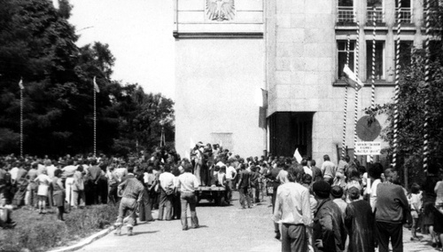 Demonstracja przed gmachem KW PZPR w Radomiu 