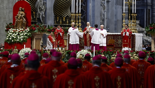Leon XIV w czasie Mszy św. w uroczystość świętych Apostołów Piotra i Pawła