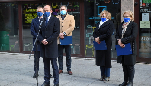 Posłowie KO i przedsiębiorcy żądają otwarcia hoteli i restauracji
