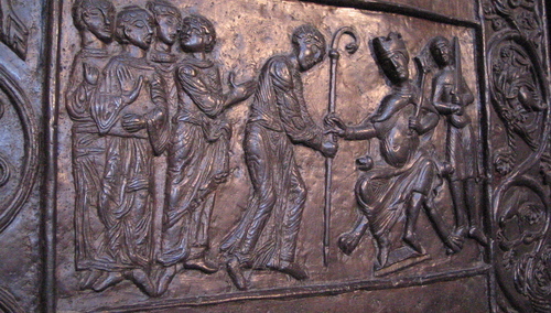 Cesarz Otton II w 983 roku w Weronie mianuje Wojciecha biskupem praskim. Relief z Drzwi Gnieźnieńskich (II poł. XII wieku)