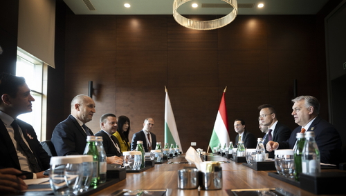 Viktor Orban w towarzystwie ministrów i polityków