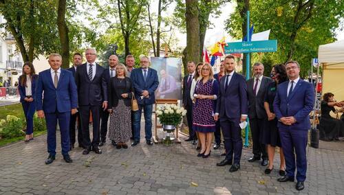 Plac im. Pawła Adamowicza w Białymstoku. Tadeusz Truskolaski, Rafał Trzaskowski, Jacek Jaśkowiak, Piotr Adamowicz, Magdalena Adamowicz, Aleksandra Dulkiewicz