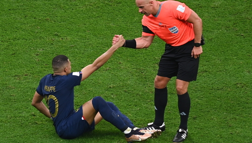 Szymon Marciniak i Kylian Mbappe