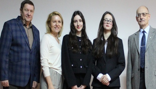 Od lewej: szef podbeskidzkiej "S" Marek Bogusz, dyrektor VI LO Dorota Siwik, zwyciężczyni Dorota Kozińska, zdobywczyni 2 miejsca Sandra Telok i nauczyciel Rafał Kutryba