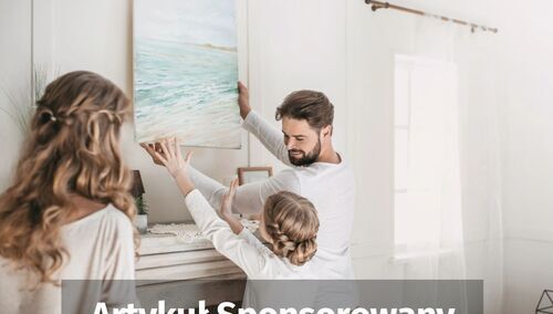 Szczęśliwa rodzina w swoim domu (zdjęcie poglądowe)