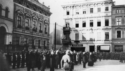 Polscy zakładnicy, w tym bydgoscy księża, zgromadzeni przez władze hitlerowskie na Starym Rynku w Bydgoszczy w czasie publicznych egzekucji w dniu 9 IX 1939