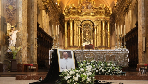 Zdjęcie portretu papieża Franciszka podczas mszy świętej na jego cześć w Katedrze Metropolitalnej w Buenos Aires