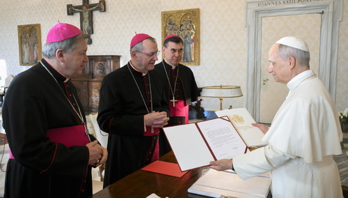 Od lewej: abp Józef Kupny, abp Tadeusz Wojda SAC, bp Marek Marczak, papież Leon XIV