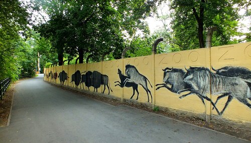 Mural autorstwa Jerzego Wołoszynowicza na ogrodzeniu zoo 