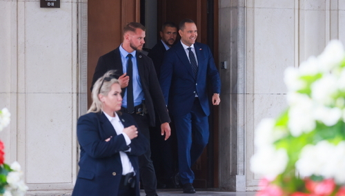 Prezydent elekt Karol Nawrocki (P) opuszcza budynek Sejmu po zakończeniu spotkania z marszałkiem izby Szymonem Hołownią