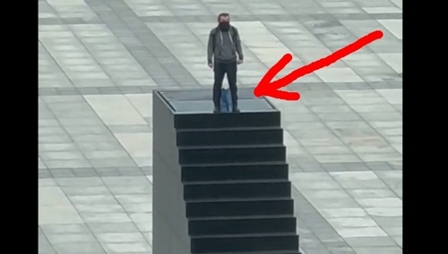 Mężczyzna na Pomniku Smoleńskim 