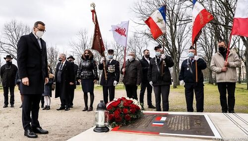 Paryż: Premier Morawiecki złożył kwiaty pod tablicą upamiętniającą NSZZ Solidarność
