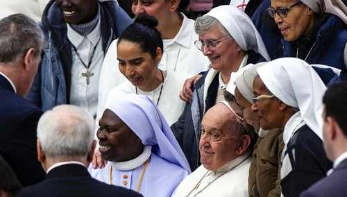 Papież Franciszek w otoczeniu kobiet