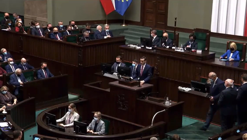 Premier mówił o nieobecności prezesa PiS z powodu choroby. Na sali sejmowej śmiech [VIDEO]