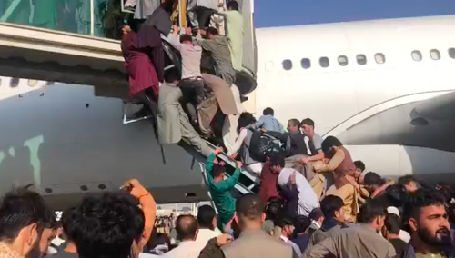 Talibowie przejęli kontrolę nad stolicą Afganistanu. Szokujące nagrania z lotniska w Kabulu [WIDEO]