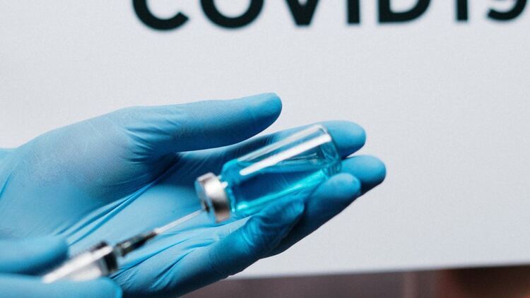 Duża liczba zakażeń, więcej hospitalizowanych i zajętych respiratorów. Kolejny niepokojący raport MZ