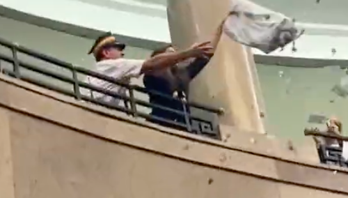 „Szarpie się ze strażnikami i rzuca śmieciami na posłów”. Skandaliczny „happening” Jachiry [WIDEO]