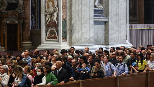 Tłumy wciąż napływają do bazyliki Świętego Piotra