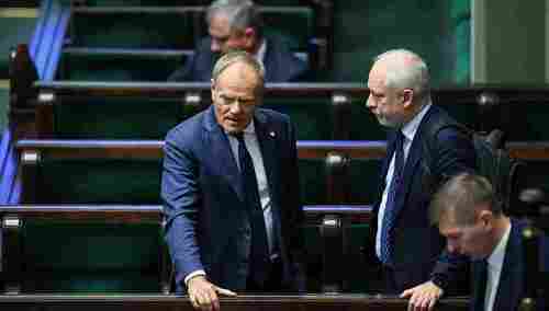Premier Donald Tusk (L) i poseł KO Grzegorz Napieralski (2P) w Sejmie 