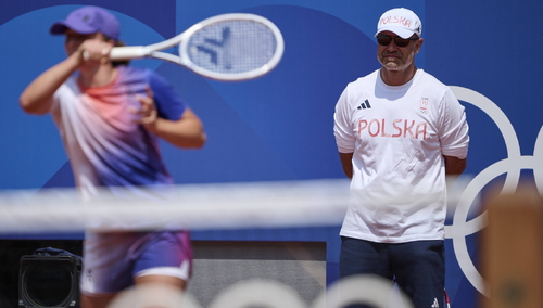 Trener Tomasz Wiktorowski podczas treningu Igi Świątek / Zdjęcie archiwalne