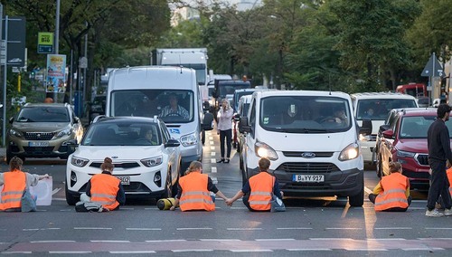Ostatnie Pokolenie blokuje jedną z niemieckich ulic