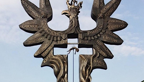 Pomnik Rzezi Wołyńskiej Andrzeja Pityńskiego znajdujący się obecnie w Domostawie