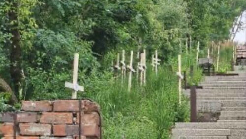 Społecznicy przywrócili krzyże na Kopcu Powstania Warszawskiego