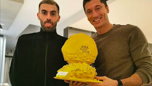 To zdjęcie podbija Instagram. Lewandowski ze Złotą Piłką od Quebonafide