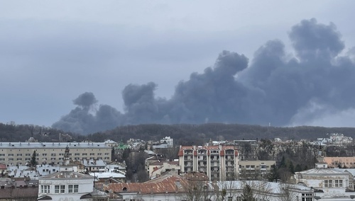 Dym nad Lwowem po bombardowaniu