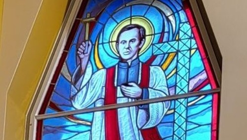 W Białymstoku odsłonięto witraż z wizerunkiem bł. ks. Popiełuszki