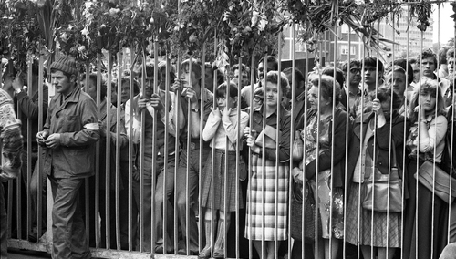 M. Ossowski, red. nacz. "TS": Rewolucja Solidarności dokonała się pokojowo,  z podniesionym krzyżem i dłonią ułożoną w gest zwycięstwa