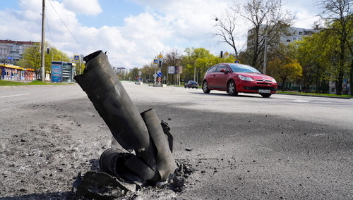 Pozostałości rosyjskiego pocisku wbite w nawierzchnię jezdni w Charkowie