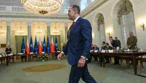 Prezydent elekt Karol Nawrocki wchodzi na spotkanie Rady Bezpieczeństwa Narodowego.