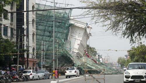 Uszkodzone budynki po trzęsieniu ziemi w Birmie