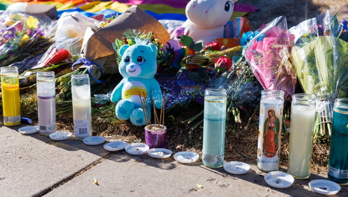 Kwiaty składane w miejscu krwawej strzelaniny w Colorado Springs