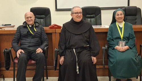 W środku o. Francesco Ielpo