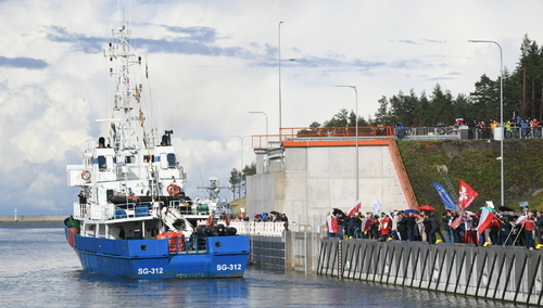 Statek płynący przez Kanał przez Mierzeję Wiślaną