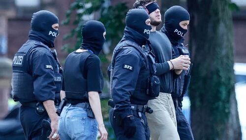 Funkcjonariusze niemieckiej policji eskortują podejrzanego o terroryzm
