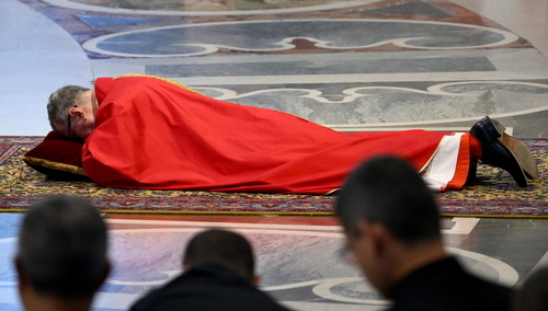 Kard. Claudio Gugerotti, celebrans Liturgii Męki Pańskiej w bazylice św. Piotra 