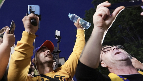 Rumuni cieszą się po ogłoszeniu wyników wyborów