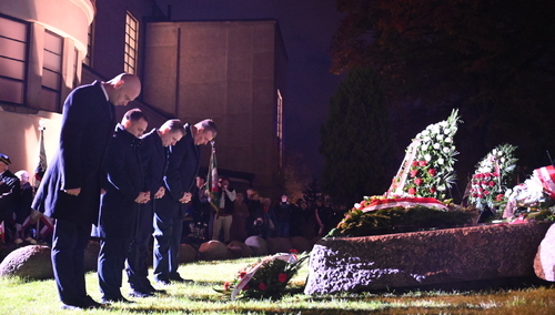 Członkowie Prezydium KK NSZZ "Solidarność" przy grobie ks. Jerzego Popiełuszki