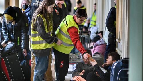 Polscy wolontariusze pomagający Ukraińskim uchodźcom na dworcu Przemyśl Główny