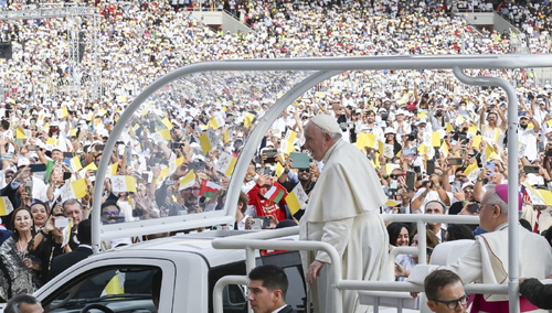 Papież Franciszek przybywa na Mszę św. na Stadionie Narodowym w Bahrajnie
