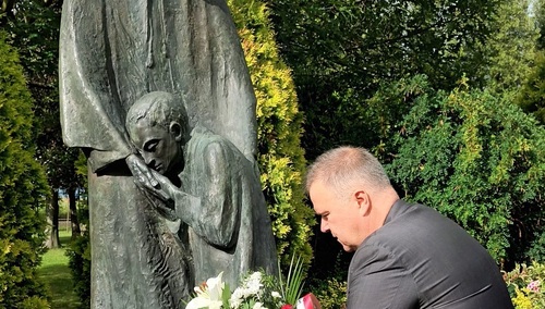 Składanie kwiatów przy pomniku ks. Bronisława Markiewicza
