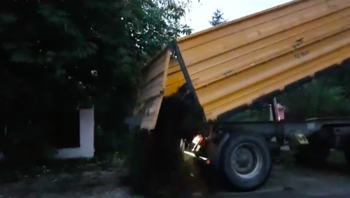 [WIDEO] Obornik przed domami posłów PiS. „Każdy zdrajca będzie naznaczony”