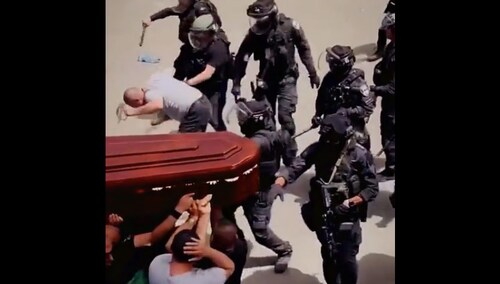 „Robią wszystko, by nie upuścić trumny…”. Wstrząsające nagranie z procesji zastrzelonej palestyńskiej dziennikarki [WIDEO]